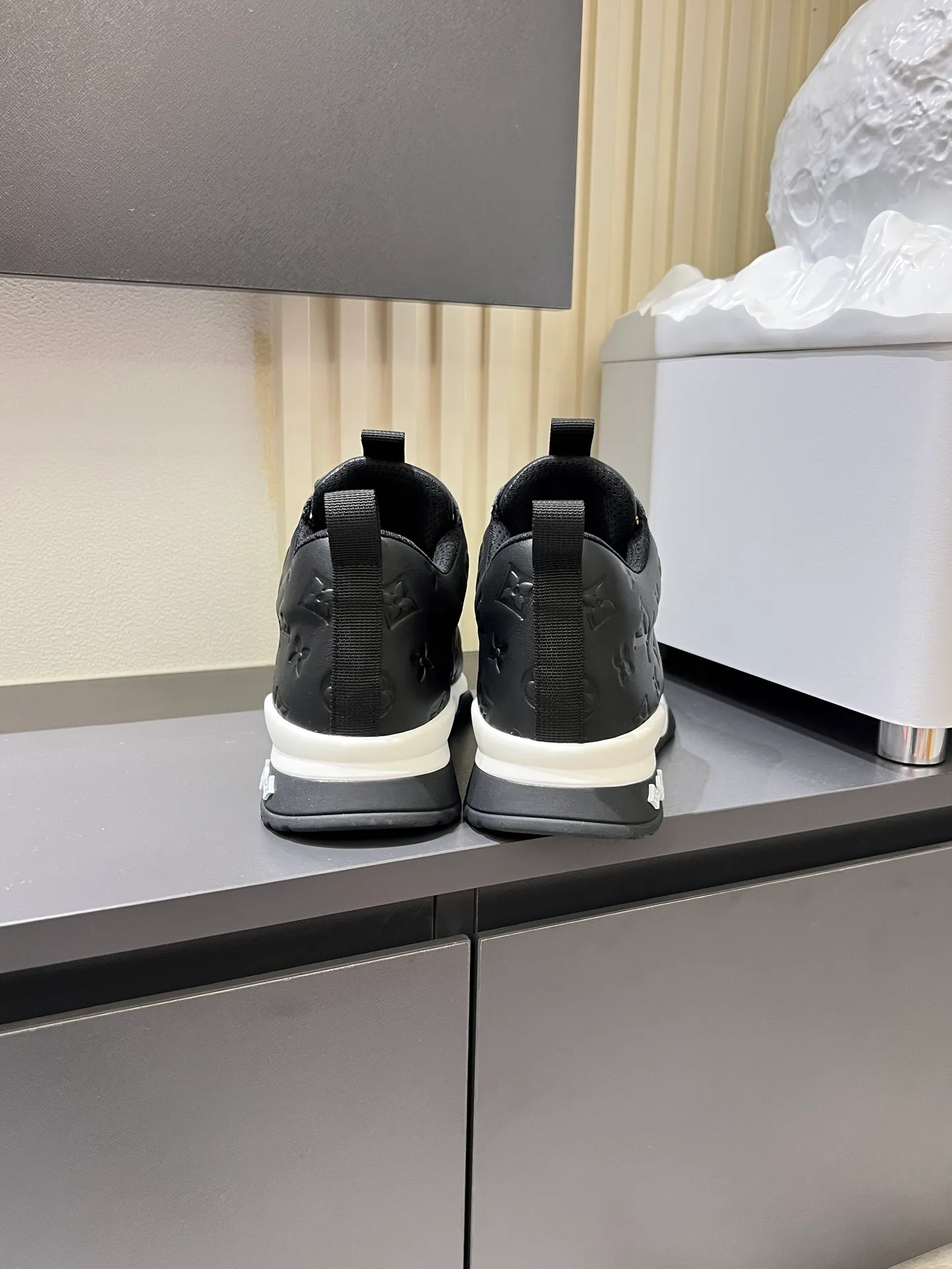 p520 "LOUI* VUITTO*" popular men's casual shoes, genuine development in Italy💯purchasing level quality✔️The upper is made of first-layer cowhide, comfortable and soft sheepskin feet⚡️Fashionable and versatile, the toe last shape is firm and full, and the soles are made from original LV molds and can be freely entered and exited the counter. Light and comfortable on the feet~Purely handmade, details determine quality! Size:39-44!
